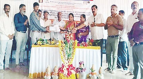  ಧರ್ಮಸ್ಥಳ ಗ್ರಾಮಾಭಿವೃದ್ಧಿ ಯೋಜನೆ ವತಿಯಿಂದ ಹುದಿಕೇರಿಯಲ್ಲಿ ಕೆರೆ ಹಸ್ತಾಂತರ ಕಾರ್ಯಕ್ರಮ ನಡೆಯಿತು. ಇಟ್ಟೀರ ಕೆ. ಬಿದ್ದಪ್ಪ, ಚಂಗುಲಂಡ ಕರುಂಬಯ್ಯ, ಲೀಲಾವತಿ ಇತರರು ಇದ್ದರು.