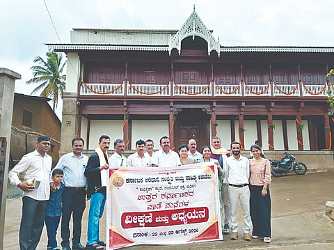 ಕರ್ನಾಟಕ ಅರೆಭಾಷೆ ಸಂಸ್ಕೃತಿ ಮತ್ತು ಸಾಹಿತ್ಯ ಅಕಾಡೆಮಿ ವತಿಯಿಂದ ಉತ್ತರ ಕರ್ನಾಟಕದ ಐತಿಹಾಸಿಕ ವಾಡೆ ಮನೆಗಳ ಅಧ್ಯಯನ ಪ್ರವಾಸ ಏರ್ಪಡಿಸಲಾಗಿತ್ತು. ಸದಾನಂದ ಮಾವಜಿ, ಡಾ. ಎನ್.ಎ. ಜ್ಞಾನೇಶ್, ಚಂದ್ರಶೇಖರ ಪೇರಾಲು, ಚಂದ್ರಾವತಿ ಬಡ್ಡಡ್ಕ, ಲತಾ ಪ್ರಸಾದ್ ಕುದ್ಪಾಜೆ ಮತ್ತಿತರರು ಇದ್ದರು.