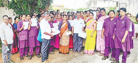 ಸಿಐಟಿಯು ವತಿಯಿಂದ ಮೇ 30ರಂದು ಹಮ್ಮಿಕೊಂಡಿರುವ ಜಿಲ್ಲಾಧಿಕಾರಿಗಳ ಕಚೇರಿ ಚಲೋ ಕಾರ್ಯಕ್ರಮ ಹಿನ್ನೆಲೆಯಲ್ಲಿ ಕೂಡ್ಲೂರು ಕೈಗಾರಿಕಾ ಘಟಕದಲ್ಲಿ ಕಾರ್ಮಿಕರಿಂದ ಸಹಿ ಸಂಗ್ರಹ ಚಳವಳಿ ನಡೆಯಿತು. ಎ.ಸಿ. ಸಾಬು, ಮಂಜು, ಕೆ.ಕೆ.ಹರಿದಾಸ್, ಶಾಂತಾ, ಪುಷ್ಪಾ ಮತ್ತಿತರರಿದ್ದರು.
