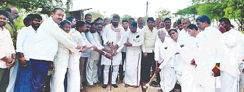 ಮುದಗಲ್ ಸಮೀಪದ ಮಟ್ಟೂರು ಗ್ರಾಮದಲ್ಲಿ ಕೆಕೆಆರ್‌ಡಿಬಿ ಯೋಜನೆಯಡಿ ಸಿಸಿ ರಸ್ತೆ ಕಾಮಗಾರಿಗೆ ಶಾಸಕ ಬಸನಗೌಡ ತುರ್ವಿಹಾಳ ಭೂಮಿಪೂಜೆ ನೆರವೇರಿಸಿದರು. ಪ್ರಮುಖರಾದ ಮಲ್ಲಿಕಾರ್ಜುನ ಪಾಟೀಲ್ ಯದ್ದಲದಿನ್ನಿ, ಪಂಪಾಪತಿ ಸಾಹುಕಾರ್, ಮುತ್ತಣ್ಣ ಗೌಡ, ಪಂಪಣ್ಣ ಜಾವೂರ್, ಬಸವಂತಪ್ಪ ಮಟ್ಟೂರ್ ಇತರರಿದ್ದರು.