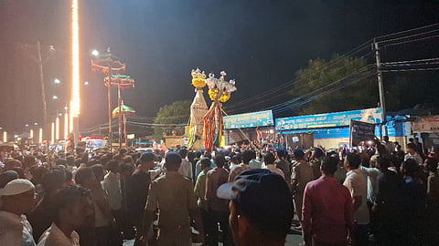 ಐತಿಹಾಸಿಕ ಮುದಗಲ್ ಮೊಹರಂ ಹಬ್ಬದ ನಿಮಿತ್ತ ಹಸನ್-ಹುಸೇನ್ ಆಲಂಗಳ ಪರಸ್ಪರ ಭೇಟಿ ವೇಳೆ ಸೇರಿದ್ದ ಭಕ್ತರು. 