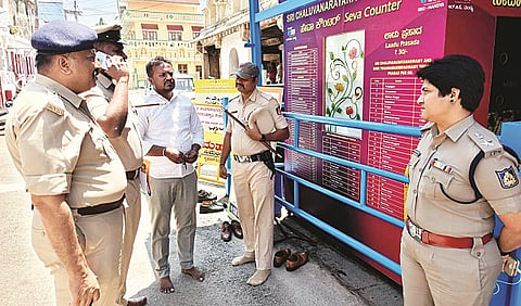 ಮೇಲುಕೋಟೆಯಲ್ಲಿ ವೈರಮುಡಿ ಉತ್ಸವದ ಭದ್ರತೆಯ ಸಂಬಂಧ ಜಿಲ್ಲಾ ಪೊಲೀಸ್ ವರಿಷ್ಠಾಧಿಕಾರಿ ಶೋಭಾರಾಣಿ ಪೊಲೀಸ್ ಅಧಿಕಾರಿಗಳೊಂದಿಗೆ ಚರ್ಚಿಸಿದರು.