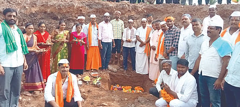 ಕೊಳವಿ ಹೊರವಲಯದಲ್ಲಿ ಗ್ರಾಮದೇವತೆ ಸೇರಿದಂತೆ ಐದು ದೇವಸ್ಥಾನಗಳ ನಿರ್ಮಾಣಕ್ಕೆ ಭೂಮಿಪೂಜೆ ನೆರವೇರಿಸಲಾಯಿತು. ಬಸಯ್ಯ ಹುಲಕಂತಿ ಸ್ವಾಮೀಜಿ, ಸಂಗಯ್ಯ ಸ್ವಾಮೀಜಿ, ಮಲ್ಲಪ್ಪ ಪಾಟೀಲ ಇತರರಿದ್ದರು.