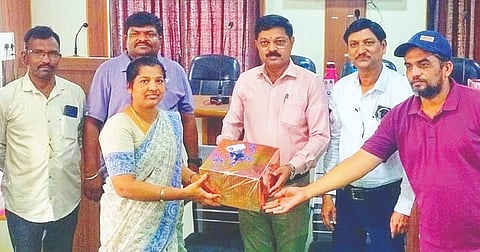 ಮಾನ್ವಿಯ ಪುರಸಭೆ ಸಭಾಂಗಣದಲ್ಲಿ ಶನಿವಾರ ಮೊದಲ ಹಂತದ ಮನೆಪಟ್ಟಿ ಸಮೀಕ್ಷೆ ಪೂರ್ಣಗೊಳಿಸಿದ ಗಣತಿದಾರರನ್ನು ಸನ್ಮಾನಿಸಲಾಯಿತು. ಮುಖ್ಯಾಧಿಕಾರಿ ಪರಶುರಾಮ ದೇವಮಾನೆ, ಡಾ. ಸೈಯದ್ ಮಹ್ಮದ್ ಮುಜೀಬ್, ವಲೀಬಾಬು, ಶೋಭಾ ಇದ್ದರು.
