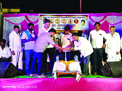 ಗೋವನಕೊಪ್ಪ ಕೆ.ಎಸ್.ಗ್ರಾಮದಲ್ಲಿ ಹಮ್ಮಿಕೊಂಡಿದ್ದ ರಸಮಂಜರಿ ಕಾರ್ಯಕ್ರಮವನ್ನು ಶಾಸಕ ವಿಶ್ವಾಸ ವೈದ್ಯ ಉದ್ಘಾಟಿಸಿದರು. ಪ್ರಕಾಶ ವಾಲಿ, ನೀಲಕಂಠ ಸಿದ್ದಬಸನ್ನವರ, ಶಂಕರ ಇಟ್ನಾಳ ಇತರರಿದ್ದರು.