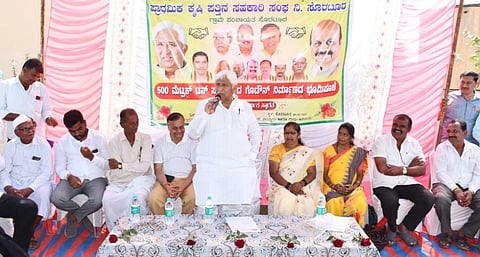 ಮುಳಗುಂದ ಸಮೀಪದ ಸೊರಟೂರ ಗ್ರಾಮದ ಪ್ರಾಥಮಿಕ ಕೃಷಿ ಪತ್ತಿನ ಸಹಕಾರಿ ಸಂಘದ (Co-operative:) ಸಹಯೋಗದಲ್ಲಿ ಗೋದಾಮು  ನಿರ್ಮಾಣಕ್ಕೆ ಸಚಿವ ಎಚ್.ಕೆ. ಪಾಟೀಲ ಭೂಮಿಪೂಜೆ ನೆರವೇರಿಸಿದರು. ಮಾಜಿ ಶಾಸಕ ಡಿ.ಆರ್. ಪಾಟೀಲ, ಗುರಣ್ಣ ಬಳಗಾನೂರ, ಸಿದ್ದು ಪಾಟೀಲ, ಪ್ರಮೋದ ಇನಾಮದಾರ, ಭದ್ರೇಶ ಕುಸುಲಾಪೂರ ಇತರರು ಇದ್ದರು.