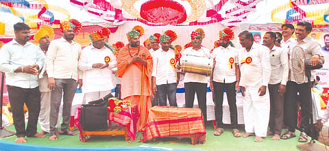 ನಾಗರಮುನ್ನೋಳಿ ಗ್ರಾಮದ ನಾಗರಾಳ ಕೋಡಿಯ ಗುತ್ತೆಪ್ಪ ದೇವರ ಜಾತ್ರಾ ಮಹೋತ್ಸವಕ್ಕೆ ಶಿವನಗೌಡ ಪಾಟೀಲ ಡೊಳ್ಳು ಬಾರಿಸುವ ಮೂಲಕ ಚಾಲನೆ ನೀಡಿದರು. ಸಿದ್ದಪ್ಪ ರ‍್ಯಾಯಿ, ಮಿಲನ ಪಾಟೀಲ, ಶಂಕರಗೌಡ ಪಾಟೀಲ, ಶಿವಪುತ್ರ ಮನಗೂಳಿ ಇತರರಿದ್ದರು.