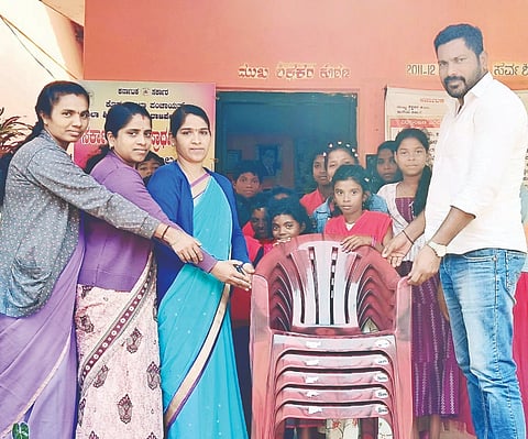ಕೆ.ಎಂ.ಎಸ್.ಎ. ವತಿಯಿಂದ ಕಂಡಂಗಾಲದ ಸರ್ಕಾರಿ ಮಾದರಿ ಪ್ರಾಥಮಿಕ ಶಾಲೆಗೆ ಕುರ್ಚಿಗಳನ್ನು ಕೊಡುಗೆ ನೀಡಲಾಯಿತು. ಆಲೀರ ರಶೀದ್, ಪವೀನ, ಲಕ್ಷ್ಮೀ, ಶರಣ್ಯ, ಪೂರ್ಣಿಮಾ ಇದ್ದರು.