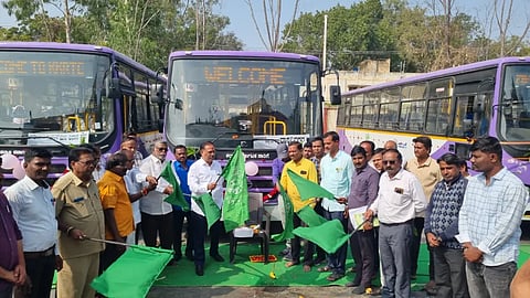 ರಾಯಚೂರಿನ ಕೆಕೆಆಆರ್‌ಟಿಸಿ ಮೂರನೇ ಘಟಕದಲ್ಲಿ ಹಮ್ಮಿಕೊಳ್ಳಲಾಗಿದ್ದ 16 ನಗರ ಸಾರಿಗೆ ಬಸ್ಸುಗಳಿಗೆ ಪೂಜಾ ಕಾರ್ಯಕ್ರಮಕ್ಕೆ ಶಾಸಕ ಡಾ.ಶಿವರಾಜ ಪಾಟೀಲ್ ಶುಕ್ರವಾರ ಚಾಲನೆ ನೀಡಿದರು. ಉಪ ವಿಭಾಗದ ಸಂಚಾರಿ ನಿಯಂತ್ರಾಧಿಕಾರಿ ಚಂದ್ರಶೇಖರ ಕೆ.ಎಲ್., ವಿಭಾಗದ ತಾಂತ್ರಿಕ ಅಭಿಯಂತರ ನಾಗರಾಜ್ ವರಾದ್, ಆಡಳಿತ ಅಧಿಕಾರಿ ದೇವರಾಜ್, ಡಿಪೋ ವ್ಯವಸ್ಥಾಪಕ ನಾನೇಗೌಡ, ಭದ್ರತಾ ಮತ್ತು ಜಾಗೃತಿ ಅಧಿಕಾರಿ ಶ್ರೀನಿವಾಸ,ರವೀಂದ್ರ ಜಲ್ದಾರ್ ಇದ್ದರು.