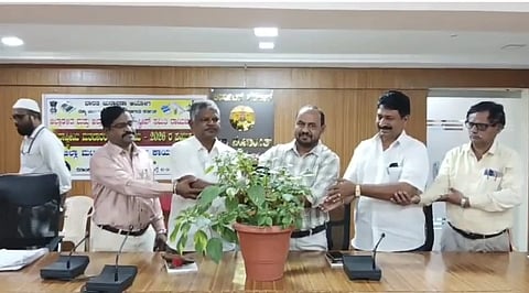  ರಾಯಚೂರಿನ  ಜಲ ನಿರ್ಮಲ ಸಭಾಂಗಣದಲ್ಲಿ  ಜಿಲ್ಲಾ ಸ್ವೀಪ್ ಸಮಿತಿ ವತಿಯಿಂದ ಇಚೇಗೆ ರಾಷ್ಟ್ರೀಯ ಮತದಾರ ದಿನಾಚರಣೆಯ ನಿಮಿತ್ತ ಜಿಲ್ಲಾಮಟ್ಟದ ಪ್ರಬಂಧ ಸ್ಪರ್ಧೆ ಕಾರ್ಯಕ್ರಮಕ್ಕೆ ಜಿಪಂ ಉಪ ಕಾರ್ಯದರ್ಶಿ ಹಾಲಸಿದ್ದಪ್ಪ ಪೂಜಾರಿ ಚಾಲನೆ ನೀಡಿದರು. ಡಿಡಿಪಿಐ ಡಾ.ಕೆ.ಡಿ. ಬಡಿಗೇರ, ಪದವಿ ಪೂರ್ವ ಶಿಕ್ಷಣ ವಿಭಾಗದ ಮಂಜುನಾಥ್, ಆದಿಕವಿ ಮಹರ್ಷಿ ವಾಲ್ಮೀಕಿ ವಿಶ್ವವಿದ್ಯಾಲಯದ ಪ್ರಾಧ್ಯಾಪಕ ಡಾ. ಚನ್ನಬಸವ, ಡಾ.ಶಂಕರಆನಾಂದ ಜಿ. ಇದ್ದರು.