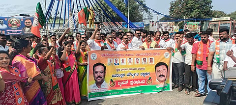 ರಾಜ್ಯ ಸರ್ಕಾರ ಜಾರಿ ಮಾಡಿರುವ ಕರ್ನಾಟಕ ದ್ವೇಷ ಭಾಷಣ ಮತ್ತು ದ್ವೇಷ ಅಪರಾಧಗಳ ಪ್ರತಿಬಂಧಕ ವಿಧೇಯಕವನ್ನು  ಹಿಂಪಡೆಯಲು ಒತ್ತಾಯಿಸಿ ಜಿಲ್ಲಾ ಬಿಜೆಪಿ ಘಟಕದಿಂದ ಶುಕ್ರವಾರ ರಾಯಚೂರಿನ ಡಾ.ಬಿ.ಆರ್.ಅಂಬೇಡ್ಕರ್ ವೃತ್ತದಲ್ಲಿ ಪ್ರತಿಭಟನೆ ಮಾಡಿದರು. ನಗರ ಶಾಸಕ ಡಾ.ಶಿವರಾಜ ಪಾಟೀಲ್, ಪಕ್ಷದ ಜಿಲ್ಲಾಧ್ಯಕ್ಷ ವೀರನಗೌಡ ಪಾಟೀಲ್ ಲೆಕ್ಕಿಹಾಳ, ರಾಘವೇಂದ್ರ ಉಟ್ಕೂರು , ಸಂತೋಷ್ ರಾಜಗುರು, ಕಡಗೋಲ ಆಂಜಿನೇಯ್ಯ, ರಾಜಕುಮಾರ, ಕಡಗೋಲ ರಾಮಚಂದ್ರ, ವಿಜಯಕುಮಾರ, ರವಿಂದ್ರ ಜಾಲ್ದಾರ್, ಬಂಡೇಶ್ , ಈ.ಶಶಿರಾಜ್, ಬಂಗಿ ನರಸರೆಡ್ಡಿ, ವಿ.ನಾಗರಾಜ್, ಶಂಕ್ರಪ್ಪ, ಭೀಮಣ್ಣ ಮಂಚಲ್, ವಿನಾಯಕ್ ಇದ್ದರು.
