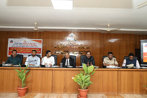  ರಾಯಚೂರಿನ ಜಿಲ್ಲಾಧಿಕಾರಿಗಳ ಭವನದಲ್ಲಿ ಗುರುವಾರ ಮಾನವ ಹಕ್ಕುಗಳ ಆಯೋಗ ಅಧ್ಯಕ್ಷ ಡಾ.ಟಿ.ಶ್ಯಾಮ್ ಭಟ್ ಅಧ್ಯಕ್ಷತೆಯಲ್ಲಿ  ಬಾಕಿ ಇರುವ ಹಲವು ಪ್ರಕರಣಗಳ ವಿಲೇವಾರಿ ಸಭೆ ನಡೆಯಿತು.ಆಯೋಗದ ನ್ಯಾಯಿಕ ಸದಸ್ಯರಾದ ಎಸ್.ಕೆ ವಂಟಿಗೋಡಿ, ಜಿಲ್ಲಾಧಿಕಾರಿ ನಿತೀಶ್ ಕೆ., ಜಿಪಂ ಸಿಓಓ ಈಶ್ವರ ಕುಮಾರ ಕಾಂದೊ, ಎಸ್ಪಿ ಅರುಣಾಂಗ್ಶು ಗಿರಿ, ಪಾಲಿಕೆ ಆಯುಕ್ತ ಜುಬಿನ್ ಮಹೋಪಾತ್ರ ಇದ್ದರು.