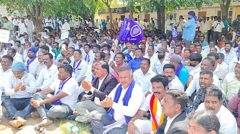 ಚಾಮರಾಜನಗರದ ಜಿಲ್ಲಾಧಿಕಾರಿ ಕಚೇರಿ ಮುಂಭಾಗ ಮಾದಿಗ ಒಕ್ಕೂಟದ ವತಿಯಿಂದ ಪ್ರತಿಭಟನೆ ನಡೆಸಿದರು. ಬಸವನಪುರ ರಾಜಶೇಖರ್, ಎಚ್.ಎಸ್.ನಾಗರಾಜ್, ಬ್ಯಾಂಕ್ ಬಸವರಾಜು, ಹಸಗೂಲಿ ಸಿದ್ದಯ್ಯ, ಅರಕಲವಾಡಿ ನಾಗೇಂದ್ರ, ಎಂ.ಶಿವಕುಮಾರ್, ಶಿವಣ್ಣ, ಕೆಸ್ತೂರು ಮರಪ್ಪ, ಶಿವಕುಮಾರ್, ಸಿ.ಎಚ್.ರಂಗಸ್ವಾಮಿ, ಲಿಂಗರಾಜು, ಬೂದಬಾಳು ಮಹದೇವ ಇನ್ನಿತರರಿದ್ದರು. 
