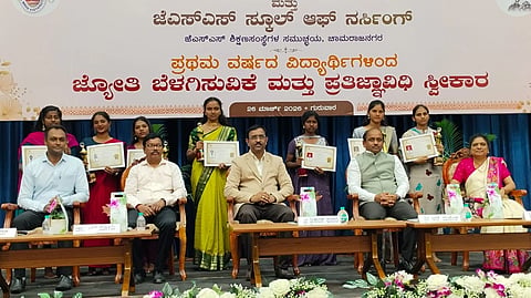 ಚಾಮರಾಜನಗರದ ಜಿಲ್ಲಾ ರಂಗಮಂದಿರದಲ್ಲಿ ಆಯೋಜಿಸಿದ್ದ ಕಾರ್ಯಕ್ರಮದಲ್ಲಿ ಅತ್ಯುನ್ನತ ಅಂಕಗಳನ್ನು ಪಡೆದುಕೊಂಡ ವಿದ್ಯಾರ್ಥಿಗಳನ್ನು ಗೌರವಿಸಲಾಯಿತು. ಶ್ರೀಕಾಂತ್ ಫುಲಾರಿ, ಡಾ.ಚಿನ್ನಬೋವಿ, ಆರ್.ಮಹೇಶ್, ಚಂದ್ರಕಲಾ ವಿ.ಶೇಷಾದ್ರಿ, ವಿನಯ್ ಕುಮಾರ್ ಇದ್ದರು. 
