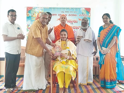 ಸವದತ್ತಿಯ ಪದಕಿಪುರಂ ಶಂಕರಚಾರ್ಯ ಮಠದಲ್ಲಿ ಹಮ್ಮಿಕೊಂಡಿದ್ದ ಕಾರ್ಯಕ್ರಮದಲ್ಲಿ ಪಿಯುಸಿಯಲ್ಲಿ ಸಾಧನೆ ಮಾಡಿದ ವೇದಿಕಾ ವೈದ್ಯ ಅವರನ್ನು ಸನ್ಮಾನಿಸಲಾಯಿತು. ಶಿವಾನಂದ ಸ್ವಾಮೀಜಿ, ಸದಾನಂದ ದಿಕ್ಷೀತ, ಪಲ್ಲವಿ ಪದಕಿ, ಗಿರೀಶ ಮುನೋಳಿ, ವೆಂಕಟೇಶ ವೈದ್ಯ ಇತರರಿದ್ದರು.