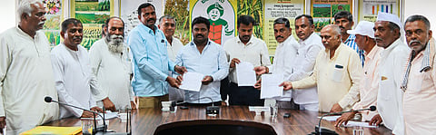 ಬಸವರಾಜ ಕಪ್ಪಣ್ಣವರ, ಬಾಬು ಇನಾಮತಿ, ಐ.ಎಸ್.ಪಾಟೀಲ, ನೀಲಪ್ಪ ಅಣ್ಣಿಗೇರಿ ಸೇರಿದಂತೆ ಸವದತ್ತಿ ಹಾಗೂ ಬಾಗಲಕೋಟೆ ಭಾಗದ ಬೀಜೋತ್ಪಾದನಾ ರೈತರು ಇದ್ದರು. ಬೆಳಗಾವಿ ಜಿಲ್ಲೆ ರೈತರು ಬೆಂಗಳೂರಿನಲ್ಲಿ ರಾಜ್ಯ ಬೀಜ ನಿಗಮದ ಅಧ್ಯಕ್ಷರಿಗೆ ಮನವಿ ಸಲ್ಲಿಸಿದರು. ಬಸವರಾಜ ಕಪ್ಪಣ್ಣವರ, ಬಾಬು ಇನಾಮತಿ, ನೀಲಪ್ಪ ಅಣ್ಣಿಗೇರಿ ಹಾಗೂ ರೈತರು ಇತರರಿದ್ದರು.