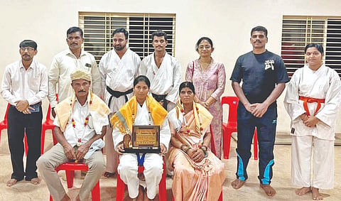 ಸಿದ್ದಾಪುರದಲ್ಲಿ ಕೇಂದ್ರಿಯ ಸೇನಾ ಪಡೆಗೆ ಆಯ್ಕೆ ಆಗಿರುವ ಸ್ವಪ್ನಾ ನಾಯ್ಕ ಅವರನ್ನು ಸನ್ಮಾನಿಸಲಾಯಿತು. ನಾರಾಯಣ ನಾಯ್ಕ ದಂಪತಿ, ಡಾ. ಸ್ಫೂರ್ತಿ, ಕೃಷ್ಣ  ನಾಯ್ಕ, ಎಂ.ಡಿ. ನಾಯ್ಕ, ಗಣೇಶ ಕೊಡಿಯಾ ಇತರರಿದ್ದರು. 