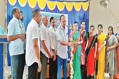 ಸಾಗರದಲ್ಲಿ ಆಯೋಜಿಸಿದ್ದ ಅಂಭ್ರಿಣಿ ವಿದ್ಯೇಶ ಸೌಹಾರ್ದ ಸಹಕಾರ ಸಂಸ್ಥೆಯ ಷೇರುದಾರರ ಸಭೆಯನ್ನು ಯು.ಶಿವಾನಂದ ಭಂಡಾರ್‌ಕರ್ ಉದ್ಘಾಟಿಸಿದರು. ಕೆ.ಎಚ್.ಸುಧೀಂದ್ರ, ಜಿ.ಆರ್.ರಾಘವೇಂದ್ರ, ಟಿ.ವಿ.ಪಾಂಡುರಂಗ ಇತರರಿದ್ದರು.