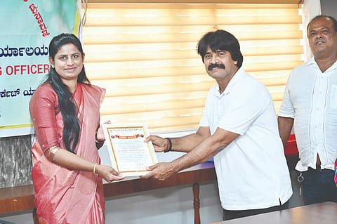 ಕೆಡಿಸಿಸಿ ಬ್ಯಾಂಕ್ ಅರ್ಬನ್ ಬ್ಯಾಂಕ್ ಹಾಗೂ ಕೃಷಿಯೇತರ ಸಹಕಾರಿ ಸಂಘಗಳ ಮತಕ್ಷೇತ್ರದ ನಿರ್ದೇಶಕ ಸ್ಥಾನಕ್ಕೆ ಮೋಹನ ನಾರಾಯಣ ನಾಯಕ ವಿಜಯಿಯಾದರು. ಉಪ ವಿಭಾಗಾಧಿಕಾರಿ ಕೆ.ವಿ. ಕಾವ್ಯಾರಾಣಿ ಪ್ರಮಾಣಪತ್ರ ವಿತರಿಸಿದರು.