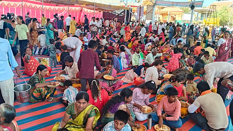 ಶಿರಸಿಯ ಮಾರಿಕಾಂಬಾ ದೇವಸ್ಥಾನದ ವತಿಯಿಂದ ಆಯೋಜಿಸಲಾಗಿರುವ ಅನ್ನ ಸಂತರ್ಪಣೆಯಲ್ಲಿ ಭಕ್ತರು ಪ್ರಸಾದ ಸ್ವೀಕರಿಸಿದರು.