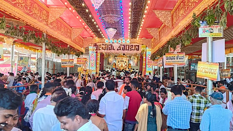 ಜಾತ್ರಾ ಗದ್ದುಗೆಯಲ್ಲಿ ಆಸೀನಳಾದ ಶಿರಸಿಯ ಮಾರಿಕಾಂಬಾ ದೇವಿ ದರ್ಶನಕ್ಕೆ ಆಗಮಿಸಿದ ಭಕ್ತರ ದಂಡು.