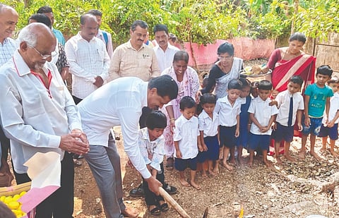 ಶಿರಸಿ ತಾಲೂಕು ವಿವಿಧ ಗ್ರಾಮ ಪಂಚಾಯಿತಿಗಳಲ್ಲಿ ಅಭಿವೃದ್ಧಿ ಕಾರ್ಯಗಳಿಗೆ ಶಾಸಕ ಭೀಮಣ್ಣ ನಾಯ್ಕ ಭೂಮಿಪೂಜೆ ನೆರವೇರಿಸಿದರು. ಜಗದೀಶ ಗೌಡ, ಎಸ್.ಕೆ. ಭಾಗ್ವತ್ ಇತರರಿದ್ದರು.  