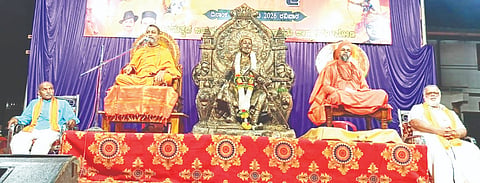 ಶಿರಸಿ ತಾಲೂಕು ಬನವಾಸಿಯ ಹಿಂದೂ ಸಮ್ಮೇಳನದಲ್ಲಿ ಬಂಗಾರಮಕ್ಕಿಯ ಮಾರುತಿ ಗುರೂಜಿ ಮಾತನಾಡಿದರು. ಶ್ರೀ ಡಾ. ಮಹಾಂತ ಸ್ವಾಮೀಜಿ, ಗಂಗಾಧರ ಹೆಗಡೆ ಇತರರಿದ್ದರು.
