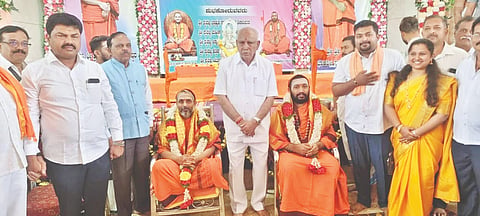 ಶಿಕಾರಿಪುರದ ಜೈನ ಮಂದಿರದಲ್ಲಿ ಶ್ರೀ ದೈವಜ್ಞ ಬ್ರಾಹ್ಮಣ ಸಮಾಜ ಸಂಘದಿಂದ ಆಯೋಜಿಸಿದ್ದ ದೈವಜ್ಞ ದರ್ಶನ ಕಾರ್ಯಕ್ರಮದಲ್ಲಿ ಶ್ರೀ ಸಚ್ಚಿದಾನಂದ ಜ್ಞಾನೇಶ್ವರ ಸ್ವಾಮೀಜಿ, ಶ್ರೀ ಸುಜ್ಞಾನೇಶ್ವರ ಸ್ವಾಮೀಜಿ, ಬಿ.ಎಸ್.ಯಡಿಯೂರಪ್ಪ, ಬಿ.ವೈ.ರಾಘವೇಂದ್ರ ಇತರರಿದ್ದರು.