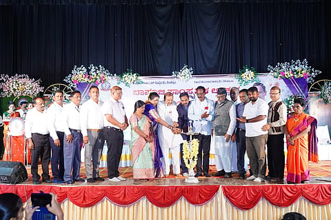 ಶಿಕಾರಿಪುರದ ಬಾಪೂಜಿ ಎಜುಕೇಷನ್ ಸೊಸೈಟಿ ಆಯೋಜಿಸಿದ್ದ ಸಾಂಸ್ಕೃತಿಕ ಉತ್ಸವವನ್ನು ರಾಜ್ಯ ಕೃಷಿಕ ಸಮಾಜದ ಅಧ್ಯಕ್ಷ ನಗರದ ಮಹದೇವಪ್ಪ ಉದ್ಘಾಟಿಸಿದರು. ಬಿ.ಪಾಪಯ್ಯ, ಚಂದ್ರಪ್ಪ, ಡಾ.   ಹಾಫೀಜ್ ಕರ್ನಾಟಕಿ, ಉಮೇಶ್, ನವೀನ್‌ಕುಮಾರ್ ಇತರರಿದ್ದರು.
