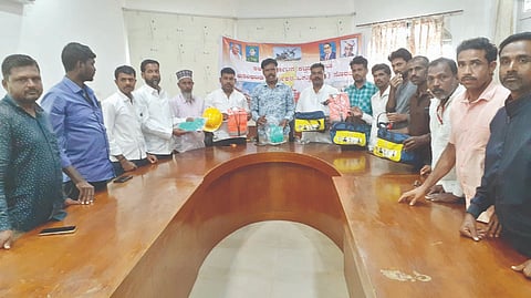 ಸೊರಬ ತಾಲೂಕು ಕಟ್ಟಡ ಕಾರ್ಮಿಕರ ಹಾಗೂ ಅಸಂಟಿತ ಕಾರ್ಮಿಕರ ಒಕ್ಕೂಟದ ಸಭೆಯಲ್ಲಿ ಸುರಾ ಕಿಟ್​ಗಳು ಕಳಪೆಯಾಗಿವೆ ಎಂದು ಪ್ರದರ್ಶಿಸಲಾಯಿತು. ಸಂಜಯ್​ಕುಮಾರ್​, ಪ್ರಭು ಮೇಸ್ತ್ರಿ, ಮೆಹಬೂಬ್​ ಅಲಿ, ಇಾರ್ನ್​ ಇತರರಿದ್ದರು.