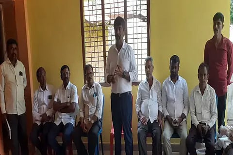 ಸೊರಬದ ಉದ್ರಿ ಗ್ರಾಮದ ಮಹಾಶಕ್ತಿ ಕೇಂದ್ರದಲ್ಲಿ ಆಯೋಜಿಸಿದ್ದ ಬೂತ್‌ಮಟ್ಟದ ಸಭೆಯಲ್ಲಿ ವಿಧಾನ ಪರಿಷತ್ ಸದಸ್ಯ ಡಿ.ಎಸ್.ಅರುಣ್ ಮಾತನಾಡಿದರು. ನಾಗರಾಜ್, ನಿರಂಜನ್ ಕುಪ್ಪಗಡ್ಡೆ, ಹಾಲಪ್ಪ ಗೌಡ ಇತರರಿದ್ದರು.