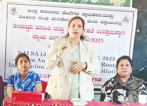 ಸೋಮವಾರಪೇಟೆ ಸಮೀಪದ ಜ್ಞಾನವಿಕಾಸ ಆಂಗ್ಲ ಮಾಧ್ಯಮ ಪ್ರೌಢಶಾಲೆಯಲ್ಲಿ ಆಯೋಜಿಸಿದ್ದ ಕಾನೂನು ಅರಿವು ಕಾರ್ಯಕ್ರಮದಲ್ಲಿ ವಕೀಲರಾದ ಎಚ್.ಆರ್.ಪವಿತ್ರಾ ಮಾತನಾಡಿದರು. ಅಣ್ಣಮ್ಮ, ಕವಿತಾ ಇದ್ದರು.
