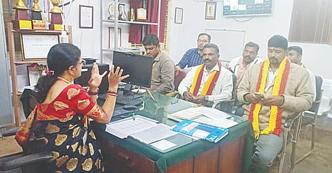 ಸೋಮವಾರಪೇಟೆ ಸರ್ಕಾರಿ ಆಸ್ಪತ್ರೆಗೆ ಭೇಟಿ ನೀಡಿದ್ದ ಮೈಸೂರು ವಿಭಾಗೀಯ ಆರೋಗ್ಯ ಸೇವಾ ಪ್ರಾಧಿಕಾರದ ಉಪನಿರ್ದೇಶಕಿ ಡಾ.ಬಿ.ಮಲ್ಲಿಕಾ ಅವರು ಆಸ್ಪತ್ರೆಯಲ್ಲಿನ ಸಮಸ್ಯೆಗಳ ಬಗ್ಗೆ ಕರವೇ ಪದಾಧಿಕಾರಿಗಳೊಂದಿಗೆ ಚರ್ಚಿಸಿದರು. ವಸಂತ್, ನಂದೀಶ್, ಚಂದ್ರು, ಜಾನ್‌ಸನ್ ಇದ್ದರು.