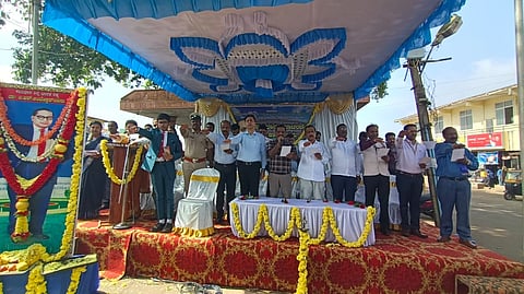 ಸೋಮವಾರಪೇಟೆ ಜೇಸಿ ವೇದಿಕೆಯಲ್ಲಿ ತಹಸೀಲ್ದಾರ್ ಕೃಷ್ಣಮೂರ್ತಿ ಸಂವಿಧಾನ ಪೀಠಿಕೆ ಬೋಧಿಸಿದರು. ಪರಮೇಶ ಕುಮಾರ್, ಕೃಷ್ಣಪ್ಪ, ಮೋಹಿನಿ, ಆದಂ ಇದ್ದರು.