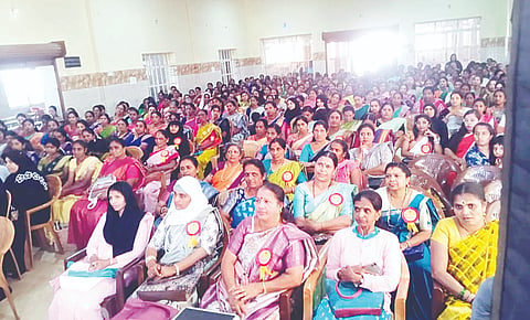 ಸೋಮವಾರಪೇಟೆ ಕೊಡವ ಸಮಾಜದಲ್ಲಿ ಆಯೋಜಿಸಿದ್ದ ಐಸಿಡಿಎಸ್ ಸುವರ್ಣ ಮಹೋತ್ಸವ ಸಮಾರಂಭದಲ್ಲಿ ಭಾಗವಹಿಸಿದ್ದ ಅಂಗನವಾಡಿ ಕಾರ್ಯಕರ್ತೆಯರು.