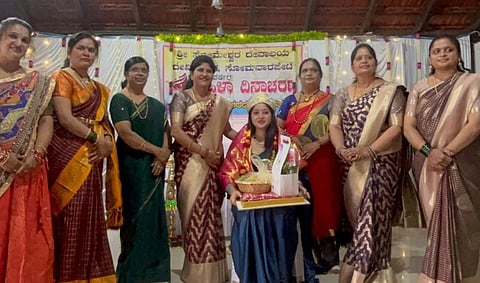 ಸೋಮವಾರಪೇಟೆ ಬ್ರಾಹ್ಮಣ ಸಮಾಜ ಹಾಗೂ ದೇವಿ ಬಳಗದ ಆಶ್ರಯದಲ್ಲಿ ಶ್ರೀ ಸೋಮೇಶ್ವರ ದೇವಾಲಯದ ಆವರಣದಲ್ಲಿ  ನಡೆದ ಮಹಿಳಾ ದಿನಾಚರಣೆ ಕಾರ್ಯಕ್ರಮದಲ್ಲಿ ಕಲಾವಿದೆ ವರ್ಷಾ ಅವರನ್ನು ಸನ್ಮಾನಿಸಿಲಾಯಿತು. ಆಶಾ, ವಿದ್ಯಾ, ಕುಮುದಿನಿ ಇದ್ದರು.
