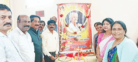 ಸೋಮವಾರಪೇಟೆಯಲ್ಲಿ ಆಯೋಜಿಸಿದ್ದ ಗಾನಕೋಗಿಲೆ ಎಸ್.ಜಾನಕಿ ಅವರ ಗಾಯನನುಡಿ ನಮನ ಕಾರ್ಯಕ್ರಮದಲ್ಲಿ ರೋಟರಿ ಅಧ್ಯಕ್ಷ ಸುಂದರ್ ಹಾಗೂ ಅತಿಥಿಗಳು ಪುಷ್ಪನಮನ ಸಲ್ಲಿಸಿದರು.