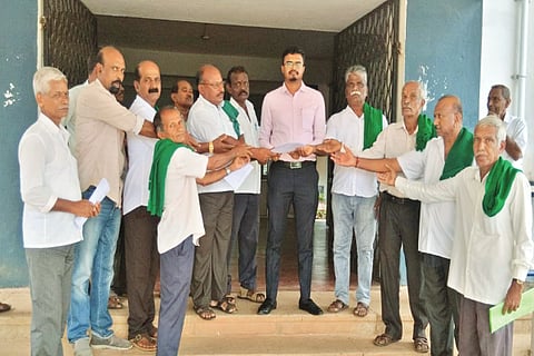 ವಿವಿಧ ಬೇಡಿಕೆ ಈಡೇರಿಕೆಗೆ ಆಗ್ರಹಿಸಿ ತಾಲೂಕು ರೈತ ಸಂಘದ ಪದಾಧಿಕಾರಿಗಳು ತಹಸೀಲ್ದಾರ್ ಅನೂಪ್ ಸಂಜೋಗ್‌ಗೆ ಮನವಿ ಸಲ್ಲಿಸಿದರು. 
