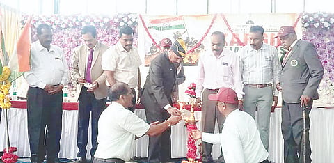 ಶನಿವಾರಸಂತೆ ನಿವೃತ್ತ ಸೈನಿಕರ ಸಂಘದ ವತಿಯಿಂದ ಕಾರ್ಗಿಲ್ ವಿಜಯ ದಿವಸ ಆಯೋಜಿಸಲಾಗಿತ್ತು. ನಿವೃತ್ತ ಸೈನಿಕ ಅಧಿಕಾರಿಗಳಾದ ಕಾರ್ಯಪ್ಪ, ಕಾವೇರಪ್ಪ, ಚಂಗಪ್ಪ, ಮಹೇಶ್ ಇತರರು ಇದ್ದರು.  