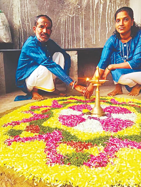 ಮುಳ್ಳೂರು ಗ್ರಾಮದ ಪ್ರಿಯದರ್ಶಿನಿ ಅಶೋಕ್ ಅವರು ಒಣಂ ಪ್ರಯುಕ್ತ ಹೂವಿನ ರಂಗೋಲಿ ಅಲಂಕರಿಸುತ್ತಿರುವುದು.