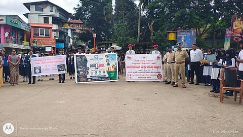 ಮಾದಕ ವಸ್ತುಗಳ ದುರುಪಯೋಗ ಮತ್ತು ಅಕ್ರಮ ಸಾಗಾಣಿಕೆ ವಿರುದ್ಧದ ಅಂತರಾಷ್ಟ್ರೀಯ ದಿನದ ಅಂಗವಾಗಿ ಸಿದ್ದಾಪುರದಲ್ಲಿ ಶನಿವಾರ ಆಯೋಜಿಸಿದ್ದ ಜಾಗೃತಿ ಅಭಿಯಾನದಲ್ಲಿ ಎಎಸ್‌ಐ ರಾಜು, ಪ್ರಮಿಳಾ, ರಜಾಕ್, ಶಾಲಾ ವಿದ್ಯಾರ್ಥಿಗಳು, ಪೊಲೀಸ್ ಸಿಬ್ಬಂದಿ ಇದ್ದರು.