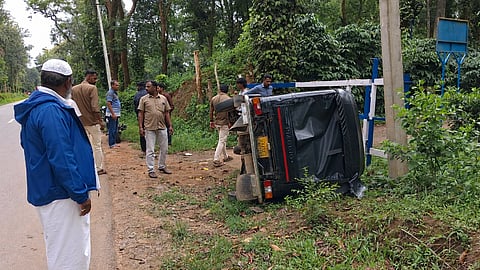 ಬಸ್ ಡಿಕ್ಕಿಯಾದ ರಭಸಕ್ಕೆ ಆಟೋ ಪಲ್ಟಿಯಾಗಿರುವುದು.