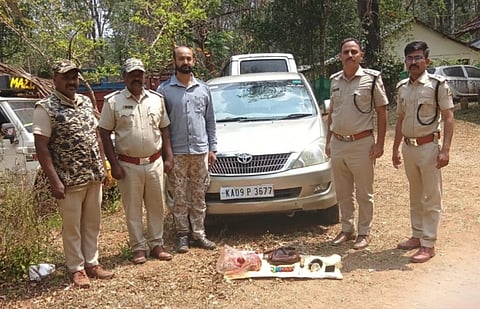 ಕಾಡುಪ್ರಾಣಿಯ ಮಾಂಸ ಸಾಗಣೆಮಾಡುತ್ತಿದ್ದ ವಾಹನವನ್ನು ಅರಣ್ಯಾಧಿಕಾರಿಗಳು ವಶ ಪಡಿಸಿಕೊಂಡಿರುವುದು. 