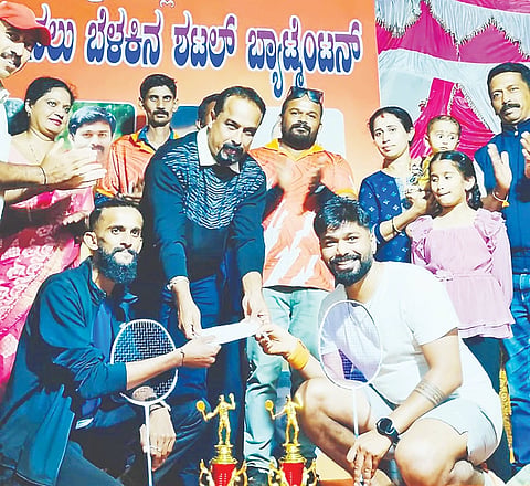ಬಲ್ಲಮಾವಟಿ ಗ್ರಾಮದ ನಮೋ ಯುವಕರ ಸಂಘದ ವತಿಯಿಂದ ಆಯೋಜಿಸಿದ್ದ ಎರಡನೇ ವರ್ಷದ ಹೊನಲು ಬೆಳಕಿನ ಷಟಲ್ ಬ್ಯಾಡ್ಮಿಂಟನ್ ಟೂರ್ನಿ-2026ರಲ್ಲಿ ಮೈಸೂರಿನ ಟೀಮ್ ಆಕಾಶ್ ಫ್ರೆಂಡ್ಸ್ ತಂಡ ಪ್ರಶಸ್ತಿಯನ್ನು ಮುಡಿಗೇರಿಸಿಕೊಂಡಿತು.