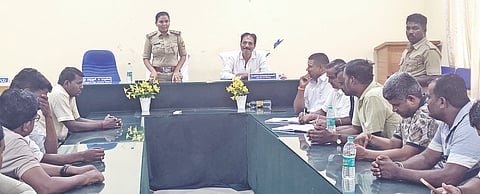 ಕಮತಗಿ ಪಟ್ಟಣ ಪಂಚಾಯಿತಿ ಕಾರ್ಯಾಲಯದಲ್ಲಿ ಬುಧವಾರ ನಡೆದ ಬಕ್ರೀದ್ ಹಬ್ಬದ ಶಾಂತಿ ಸಭೆಯಲ್ಲಿ ಅಮೀನಗಡ ಪಿಎಸ್‌ಐ ಜೋತಿ ವಾಲಿಕಾರ ಮಾತನಾಡಿದರು. ಪಪಂ ಅಧ್ಯಕ್ಷ ಬಸವರಾಜ ಕುಂಬಳಾವತಿ ಮತ್ತಿತರರಿದ್ದರು.         