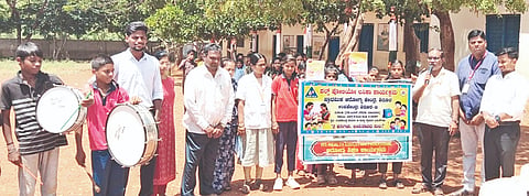 ಕಮತಗಿ ಸಮೀಪದ ಶಿರೂರಲ್ಲಿ ಶನಿವಾರ ಹಮ್ಮಿಕೊಂಡಿದ್ದ ಪಲ್ಸ್ ಪೋಲಿಯೋ ಜಾಗೃತಿ ಜಾಥಾ ಕಾರ್ಯಕ್ರಮಕ್ಕೆ ಸರ್ಕಾರಿ ಹಿರಿಯ ಪ್ರಾಥಮಿಕ ಶಾಲೆಯ ಮುಖ್ಯ ಗುರು ಎಸ್.ಟಿ. ಕರಲಿಂಗಣ್ಣವರು ಚಾಲನೆ ನೀಡಿದರು. ಆರೋಗ್ಯ ನಿರೀಕ್ಷಣಾಽಕಾರಿ ಕೆ.ಎಫ್. ಮಾಯಾಚಾರಿ, ಪ್ರಾಥಮಿಕ ಆರೋಗ್ಯ ಸುರಕ್ಷಾಧಿಕಾರಿ ಎಸ್.ಎಸ್. ಮೆಣಸಗಿ, ಶೈಲಾ ಹಿರೇಮಠ, ಎಸ್.ಎಸ್. ಮಂತ್ರಿ ಇದ್ದರು.