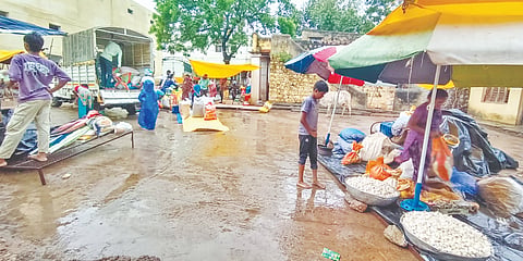 ಕಕ್ಕೇರಾ ಪಟ್ಟಣದ ವಾರದ ಸಂತೆ ದಿನವಾದ ಬುಧವಾರ ಬೆಳಗಿನ ಜಾವ ಗುಡುಗು ಸಹಿತ ಮಳೆಯಿಂದಾಗಿ ಸಂತೆಗೆ ಆಗಮಿಸಿದ್ದ ತರಕಾರಿ, ಕಾಳು&ಕಡಿ ವ್ಯಾಪಾರಸ್ಥರು ತೀವ್ರ ತೊಂದರೆ ಅನುಭವಿಸುವಂತಾಯಿತುಜ.