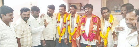 ಜೇವರ್ಗಿಯಲ್ಲಿ ಬಂಜಾರ ಸಮಾಜದ ಪದಾಧಿಕಾರಿಗಳನ್ನು ಆಯ್ಕೆ ಮಾಡಿ ಸತ್ಕರಿಸಲಾಯಿತು. ಬಹದ್ದೂರ್​ ರಾಠೋಡ್​, ತಿಪ್ಪಣ್ಣ ರಾಠೋಡ್​, ಲಕ್ಷ$್ಮಣ ಪವಾರ್​, ಕೃಷ್ಣ ರಾಠೋಡ್​ ಇತರರಿದ್ದರು. 
