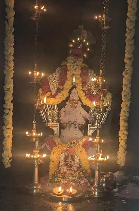 ಹೊಳೆನರಸೀಪುರದ ಶ್ರೀ ಲಕ್ಷ್ಮೀನರಸಿಂಹಸ್ವಾಮಿ ದೇವಾಲಯದ ಉತ್ಸವ ಮೂರ್ತಿಗಳನ್ನು ಆಲಂಕರಿಸಿ, ಪೂಜಿಸಲಾಯಿತು.
