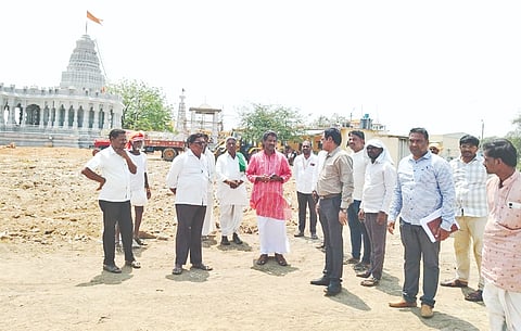  ನಾಲವಾರ ಬಳಿಯ ಸುಗೂರ (ಎನ್​) ಗ್ರಾಮದಲ್ಲಿ ನಡೆಯಲಿರುವ ಧಾರ್ಮಿಕ ಕಾರ್ಯಕ್ರಮದಲ್ಲಿ ಮುಖ್ಯಮಂತ್ರಿ ಸಿದ್ದರಾಮಯ್ಯ ಭಾಗಿಯಾಗುತ್ತಿರುವುದರಿಂದ ತಹಸೀಲ್ದಾರ್​ ನಾಗಯ್ಯ ಹಿರೇಮಠ ಅವರು ಪೀಠಾಧೀಪತಿ ಶ್ರೀ ಹಿರಗಪ್ಪ ತಾತಾ ಅವರೊಂದಿಗೆ ಕಾರ್ಯಕ್ರಮದ ಸ್ಥಳ ಕುರಿತು ಚರ್ಚಿಸಿದರು.